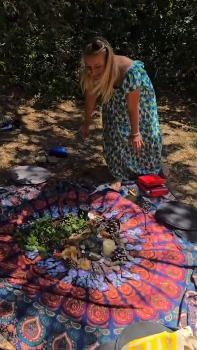 Agradeciendo y perdonando ✨así cerramos el último Círculo de Mujeres antes de las vacaciones. Un encuentro profundo, lleno de gratitud y liberación 💫

Dimos las gracias 🙏 por lo vivido, por lo que somos y por todo lo que tenemos. Abrimos el corazón al perdón, para soltar cargas que ya no necesitamos y vivir más ligeras, más en paz 🤍

Disfrutamos de la naturaleza, de los cantos de pájaros y de la presencia de cada una 🫶 Gracias a todas las que vinisteis por vuestra energía tan especial. 

Nos volvemos a encontrar en septiembre para crear más momentos que nos nutren 💫

#círculodemujeres #gratitud #perdón #conectar #naturaleza #barcelona